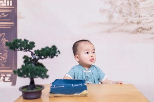 开平怀孕肚子中间凹两边凸